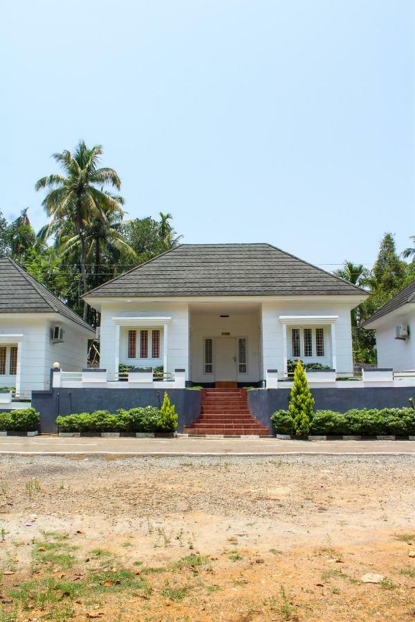 Magic Land Resorts Athirapally Irinjalakuda Eksteriør bilde